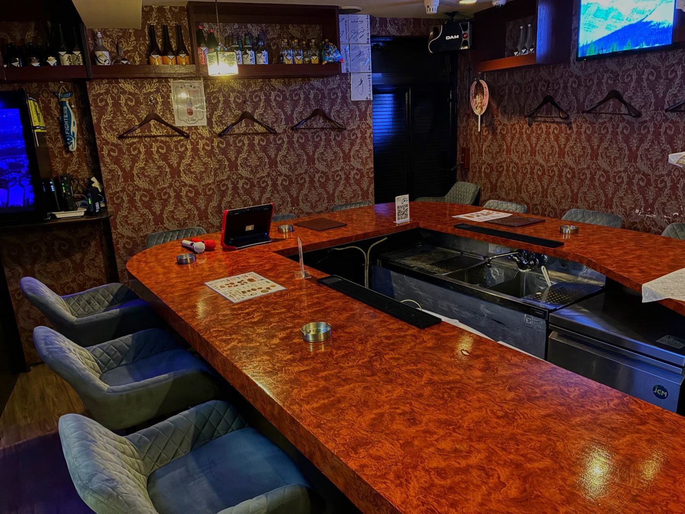 カウンター11席の店内